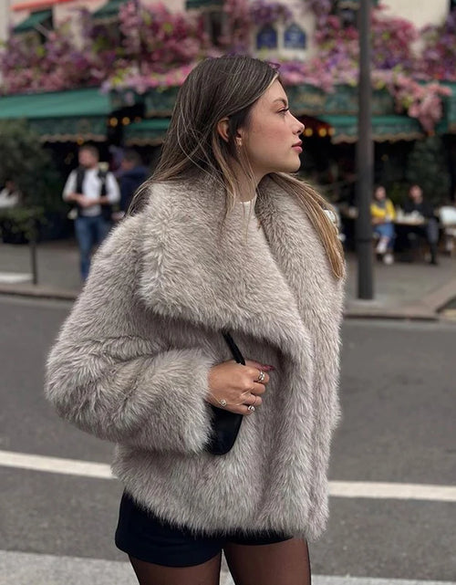 Load image into Gallery viewer, 2024 Winter New Fashion Gradient Fluffy Fur Coat Women High Street Luxury Big Fur Collar Faux Fox Fur Jacket Female Overcoats
